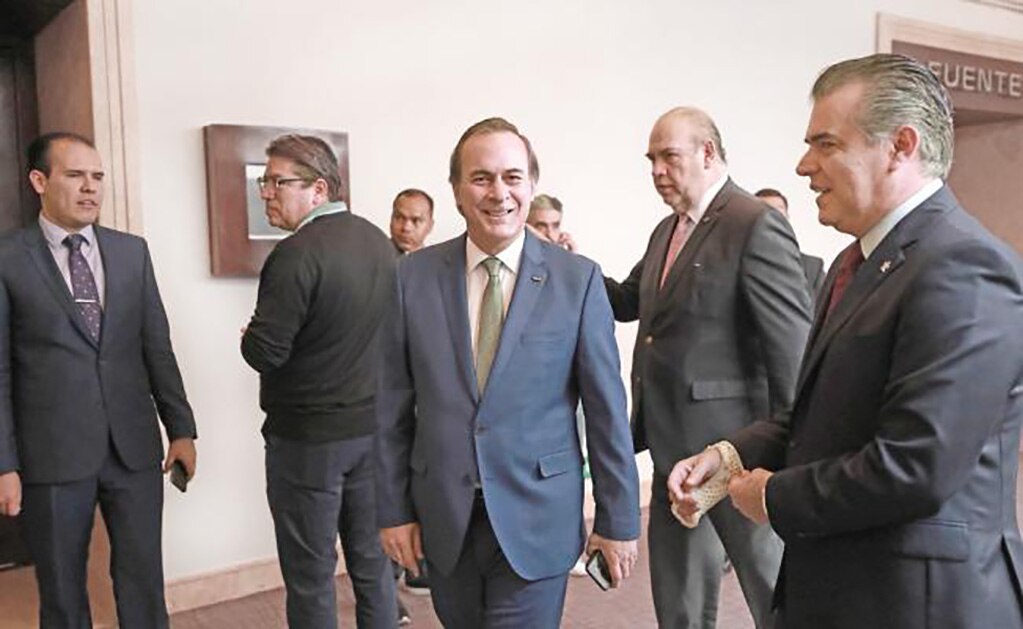 El presidente del Consejo Coordinador Empresarial, Juan Pablo Castañón (centro), durante una reunión con empresarios (ALLEJANDRA LEYVA. EL UNIVERSAL)