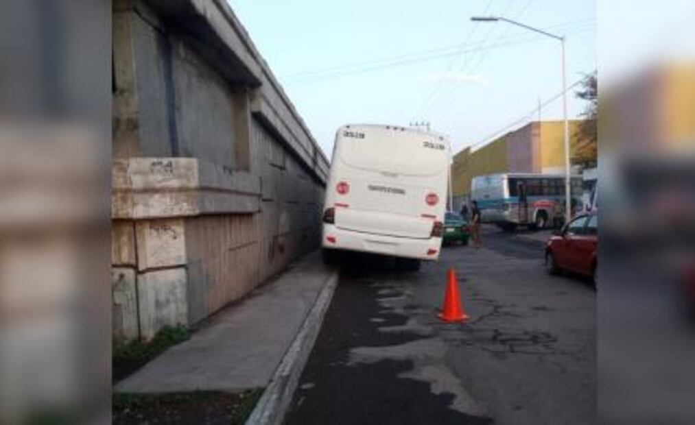 Choca autobús de personal en avenida Universidad