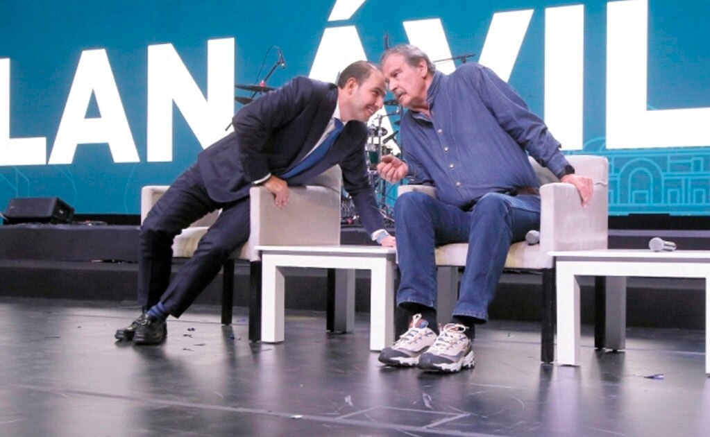 En la 24 Asamblea Nacional del PAN, el presidente del partido, Marko Cortés, y el exmandatario panista Vicente Fox, quien llegó con tenis, hizo un llamado para “cabalgar de nuevo y arrebatarle la mayoría a Morena en la Cámara Baja”. Foto/CARLOS MEJÍA