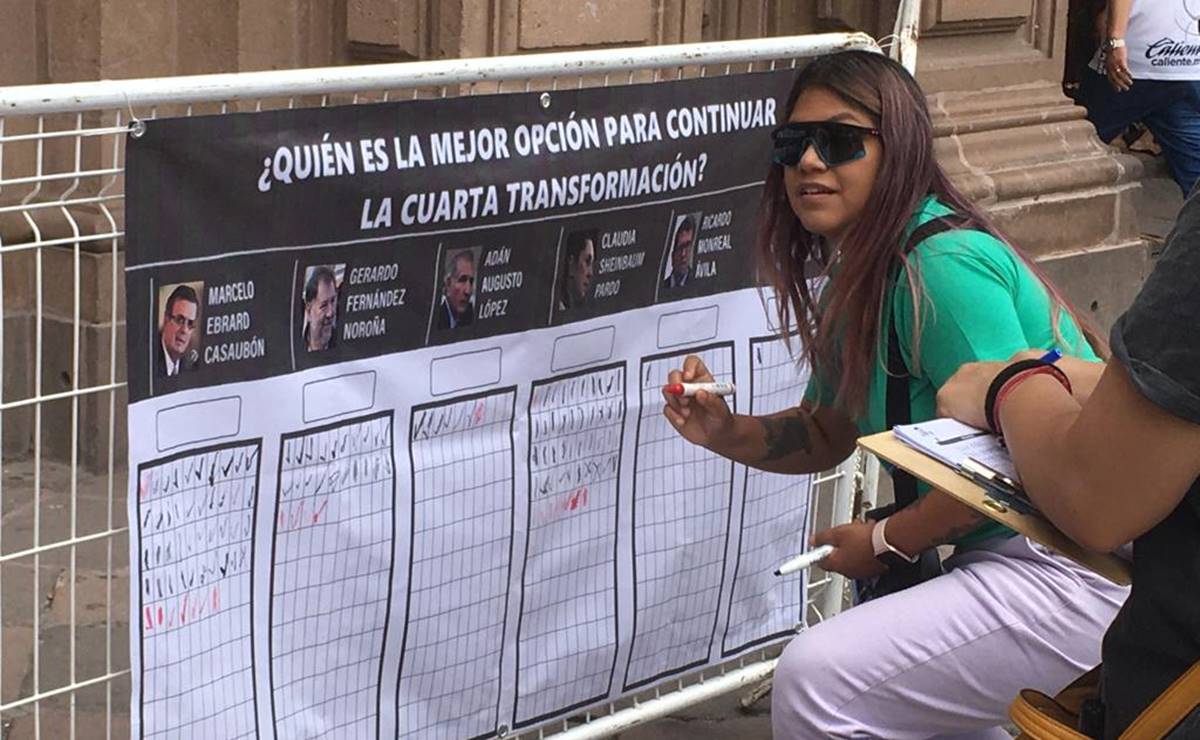 Instalan frente a Catedral de San Luis encuesta exprés sobre “corcholatas” de Morena