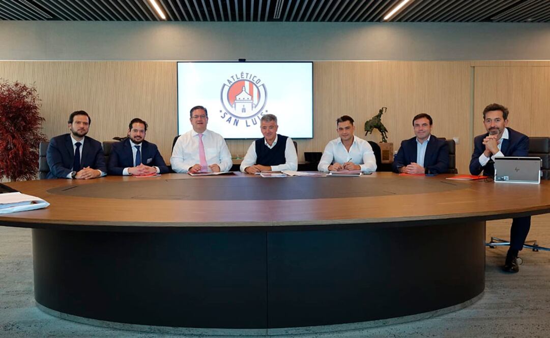 De izquierda a derecha: Eugenio Macouzet (Secretario del Consejo), Francisco Ávila (consejero), , Jacobo Payán, Miguel Ángel Gil (consejeros), Alberto Marrero (consejero delegado),  Mario Aragón y Emilio Gutiérrez (consejeros). Foto: Cortesía.