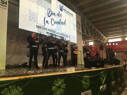 Entre mariachi y bailes, cientos de personas degustan gratis los platillos potosinos en la Fenapo 2022