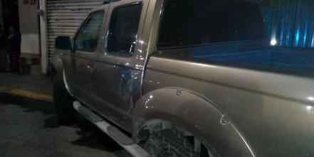 Mujer escapa en taxi tras ocasionar accidente