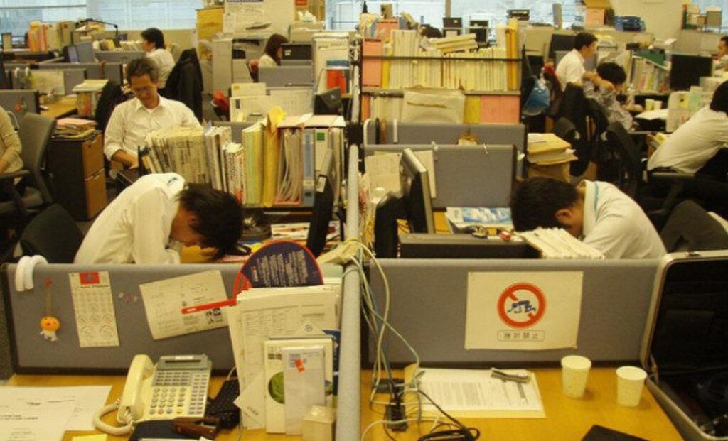 Inemuri: la buena costumbre japonesa de quedarse dormido en el trabajo