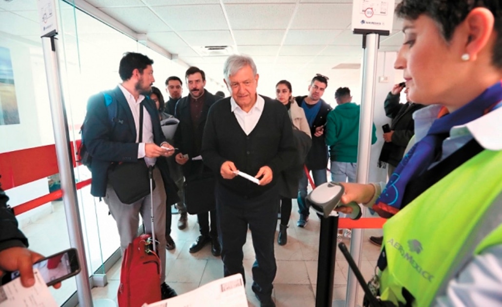 Sin transparentar, boletos de avión de AMLO