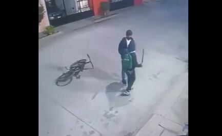 VIDEO. Alertan por adolescente que asalta en calles de Soledad con machete en mano 