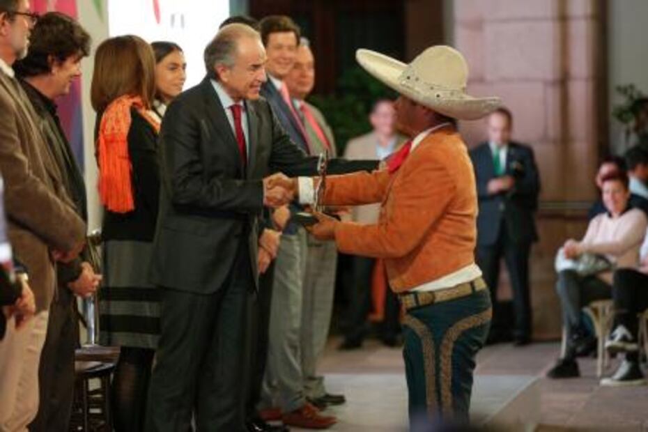 Gobernador entrega premios del certamen 20 de Noviembre de Arte, Cultura y Deporte