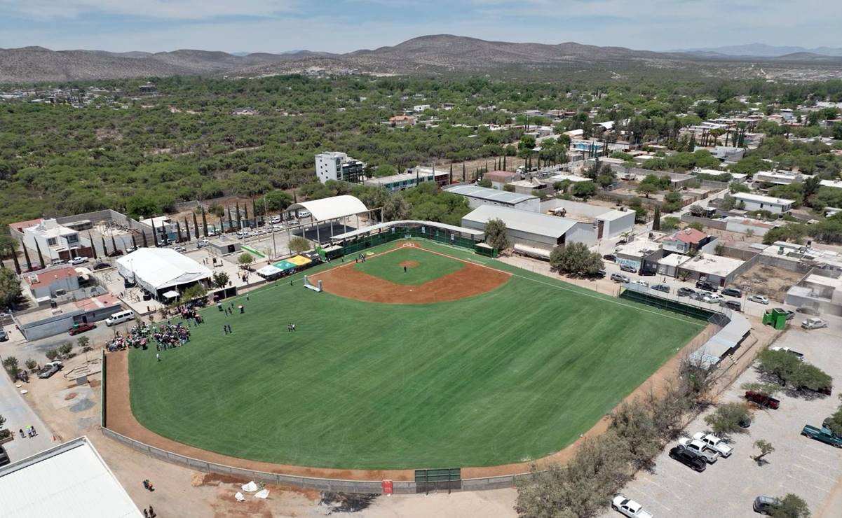 Ricardo Gallardo entregó la rehabilitación del campo de béisbol Don Pedro Araiza "El Texano". Foto: Especial