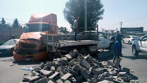 Trailero choca contra camioneta 