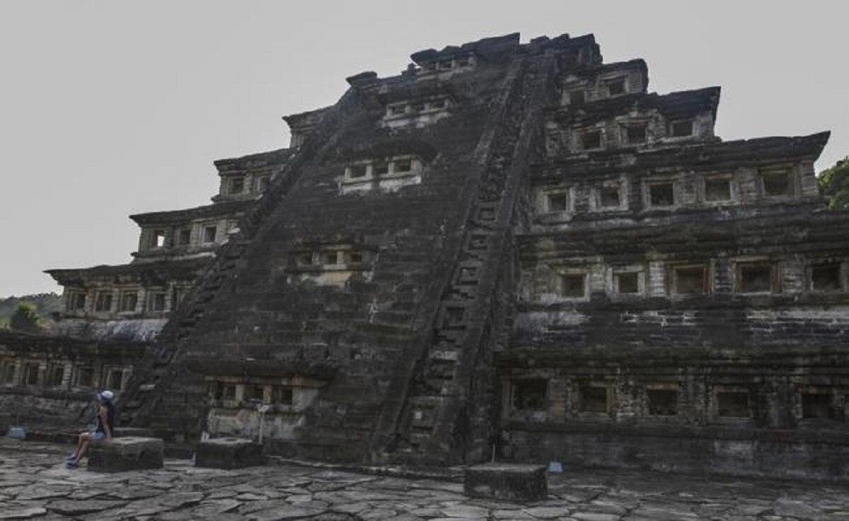 Ubican vestigios y un entierro en San Lorenzo Tajín
