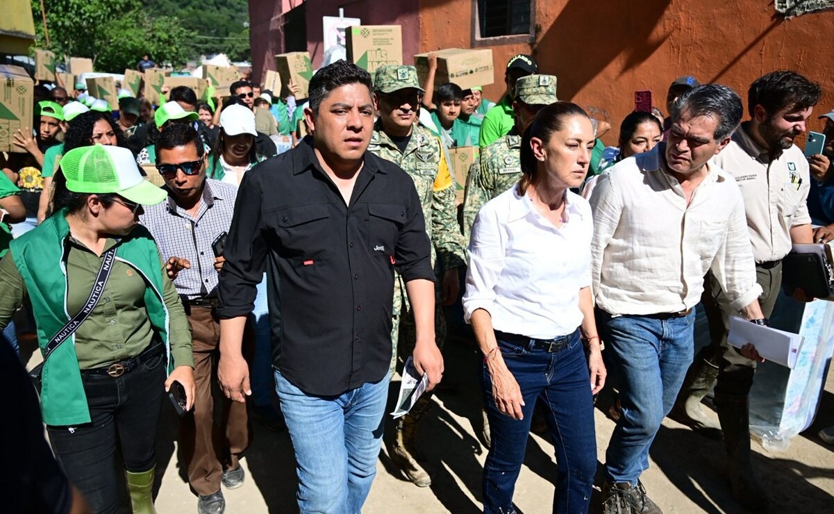 Sheinbaum y Gallardo supervisan labores de limpieza en Tamazunchale y entregan apoyos 