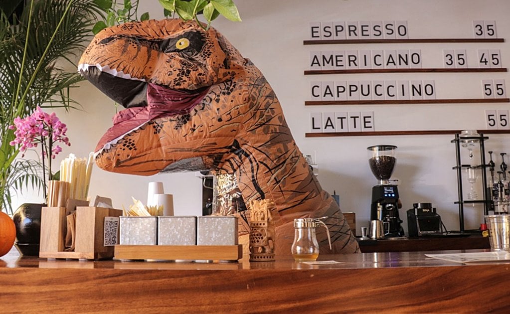 Eduardo, el "dinosaurio" barista que atiende cafetería en el Centro de SLP