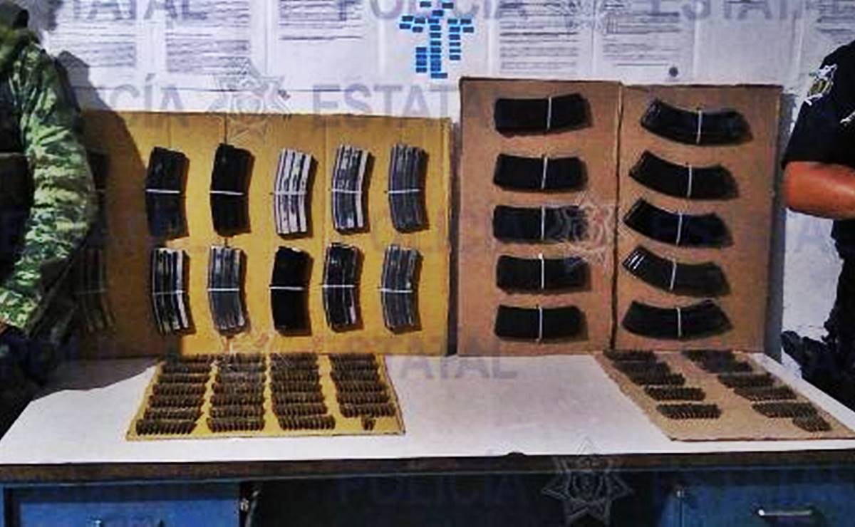 Huye motociclista de policías de SLP y arroja a carretera maletas con balas para armas de alto poder