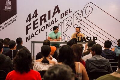 Alex Toledo presentó su libro “Se curan rotos, descosidos y deshilachados”