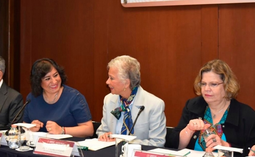 Olga Sánchez Cordero, titular de la Secretaría de Gobernación, al centro