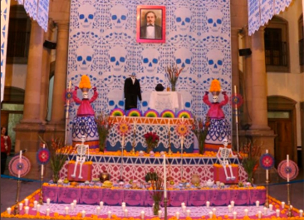 Inauguran altar de muertos en Palacio Municipal