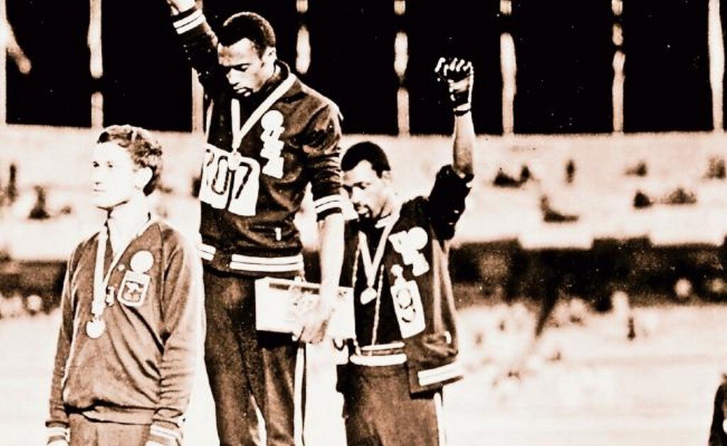 El puño derecho de Smith representaba el poder negro en EU; el derecho de Carlos la unidad de esa estirpe. (FOTOS: ARCHIVO. EL UNIVERSAL)