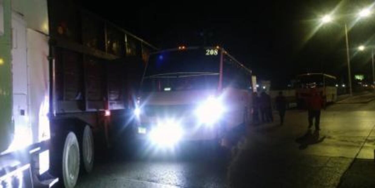 Trailer causa accidente en Eje 114