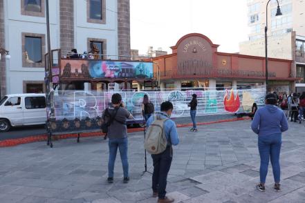 "Vivas se las llevaron, vivas las queremos", entonan mujeres en plaza Fundadores