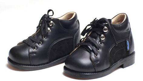 Zapatos ortopédicos no corrigen el pie plano