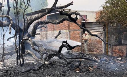 Incendio en predio cercano a Plaza Citadina provoca movilización 
