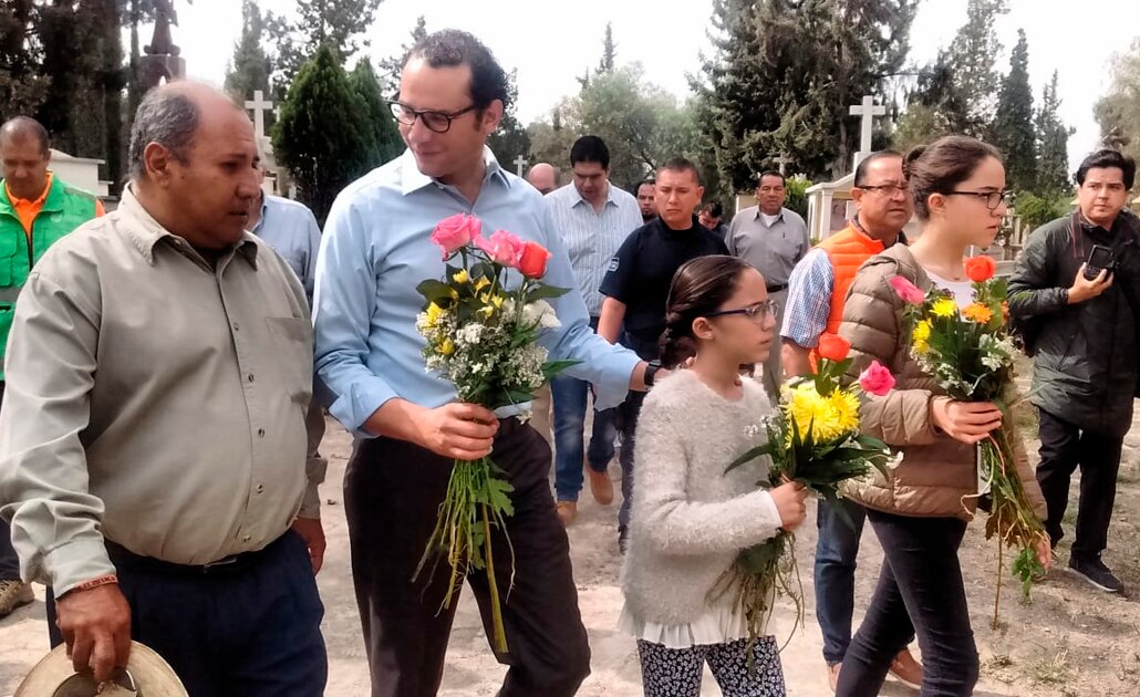 Xavier Nava visita la tumba de su abuelo 