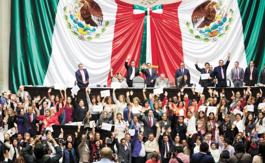 Diputadas de todos los partidos aderezaron siete horas de sesión con la toma de tribuna para exigir respeto a espacios legislativos. (LUCÍA GODÍNEZ. EL UNIVERSAL)