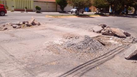 Vecinos de Valle Dorado exigen reparación de baches