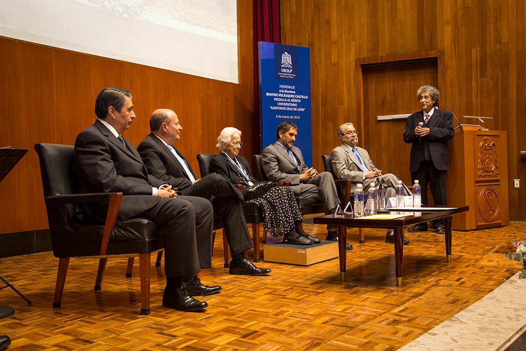 UASLP otorga a Beatriz Velásquez medalla Ildefonso Díaz de León