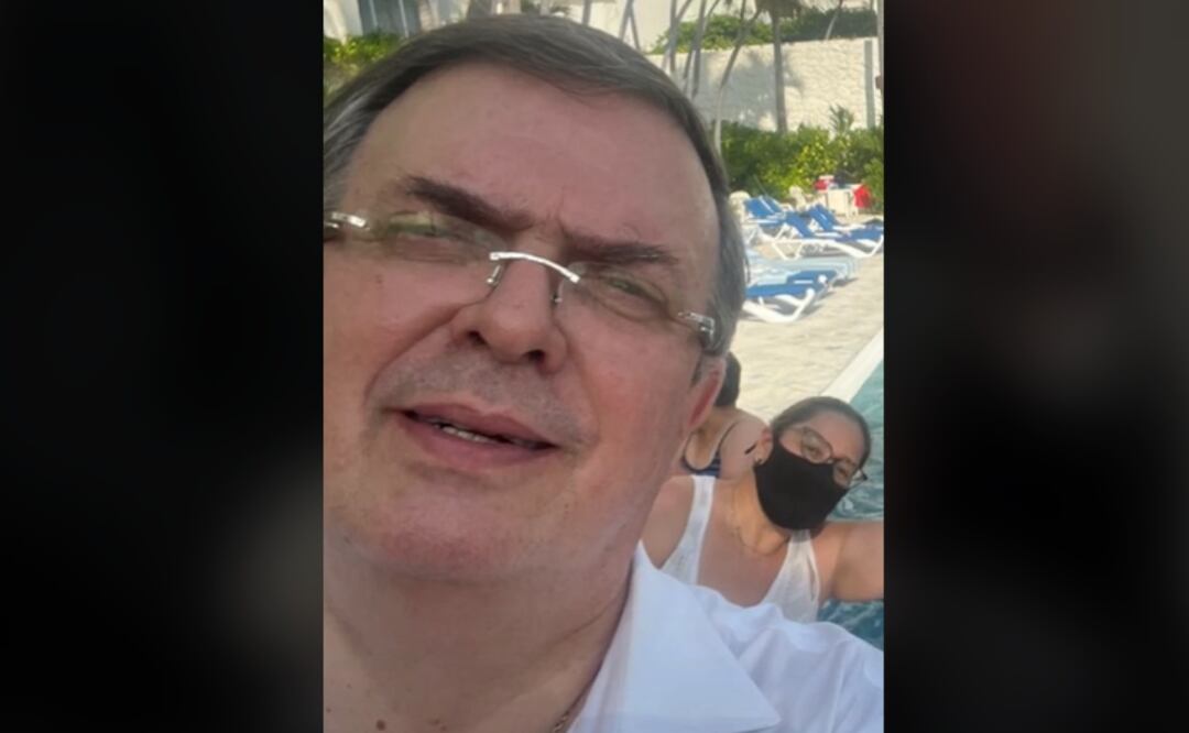 Marcelo Ebrard muestra cómo elige su foto de perfil y se hace viral. Foto: Archivo