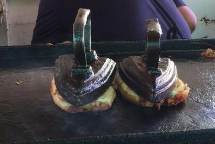 Estos potosinos doran los panes de las tortas que venden ¡usando planchas de hierro!