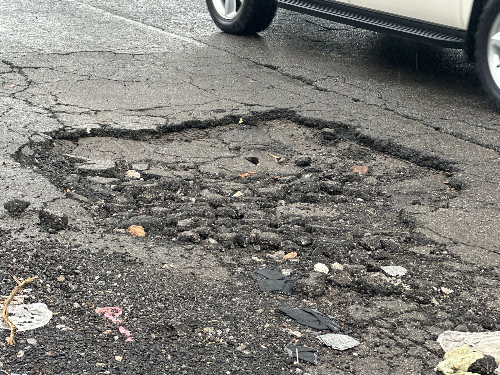 Baches y hoyos azotan vías de la Zona Industrial de SLP. Foto: Nancy Hernández