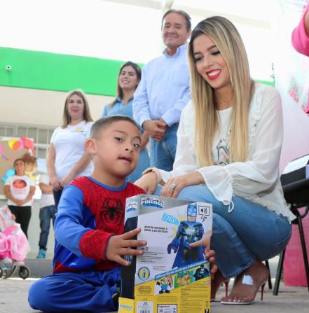 Para celebrar a la niñez, DIF entrega juguetes a más de 100 estudiantes de SLP