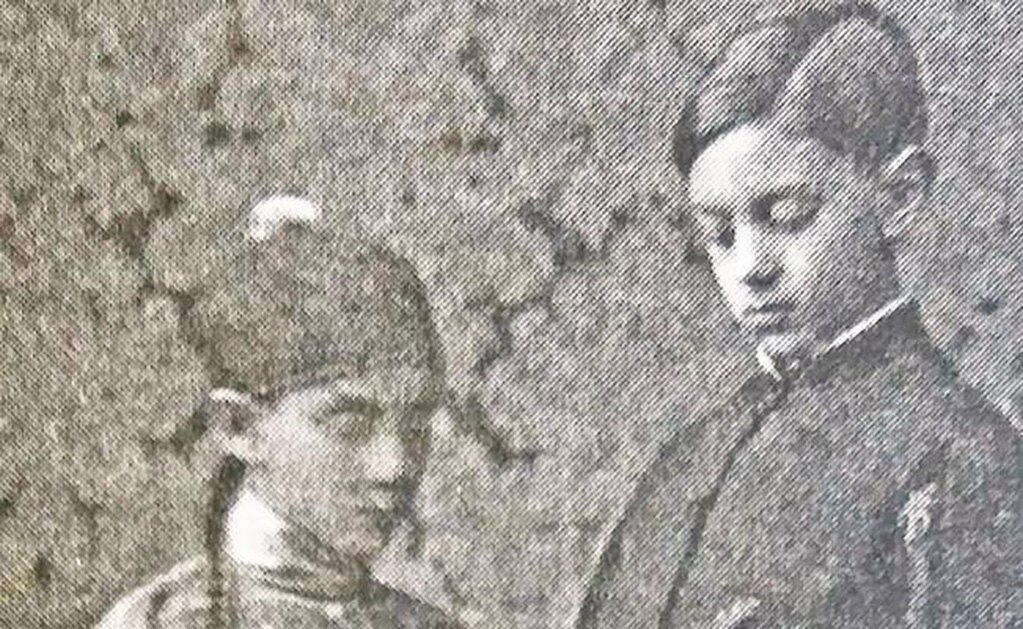 Pablo Sánchez (derecha) y su hermano menor Delfín, durante una representación teatral escolar (FOTOS: CORTESÍA CRISTINA FALLARÁS)