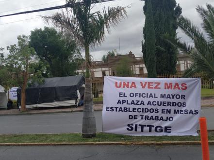 Miembros del SITTGE instalan plantón indefinido en carriles de avenida Carranza