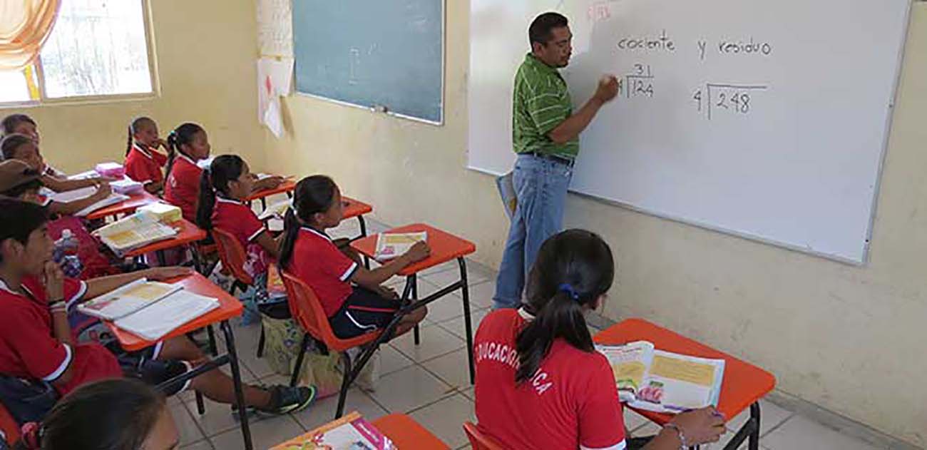 Denuncian maestros foráneos falta de pago