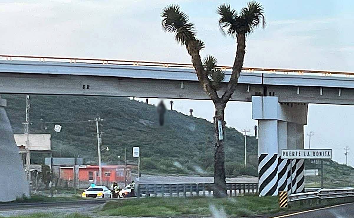 Elementos de seguridad se encargaron de bajar el cuerpo del puente y ponerlo en resguardo. Foto: Especial