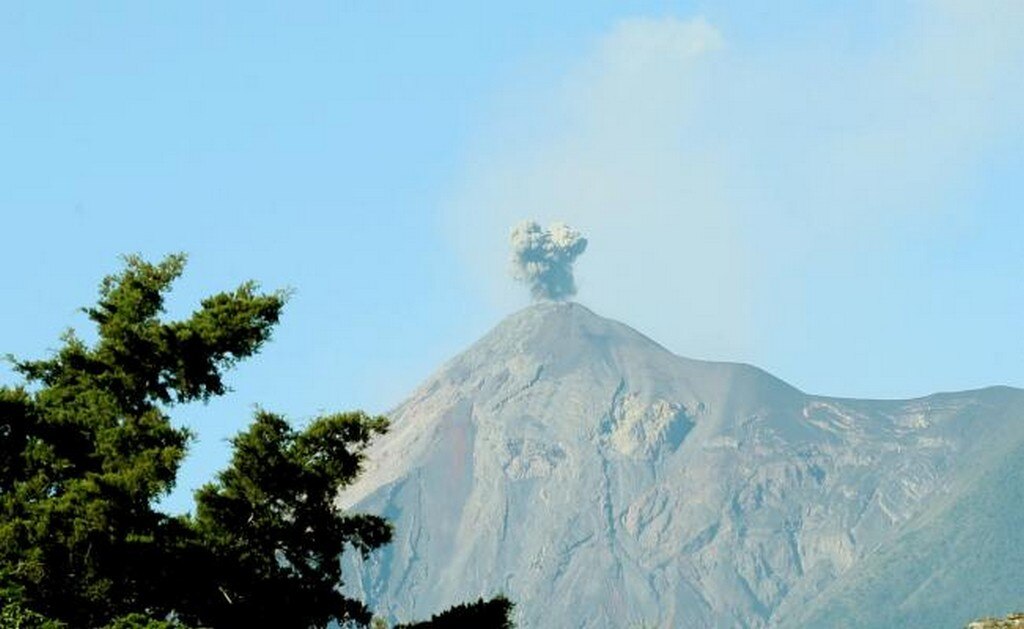  Desalojan comunidades en Guatemala por nueva erupción del volcán de Fuego