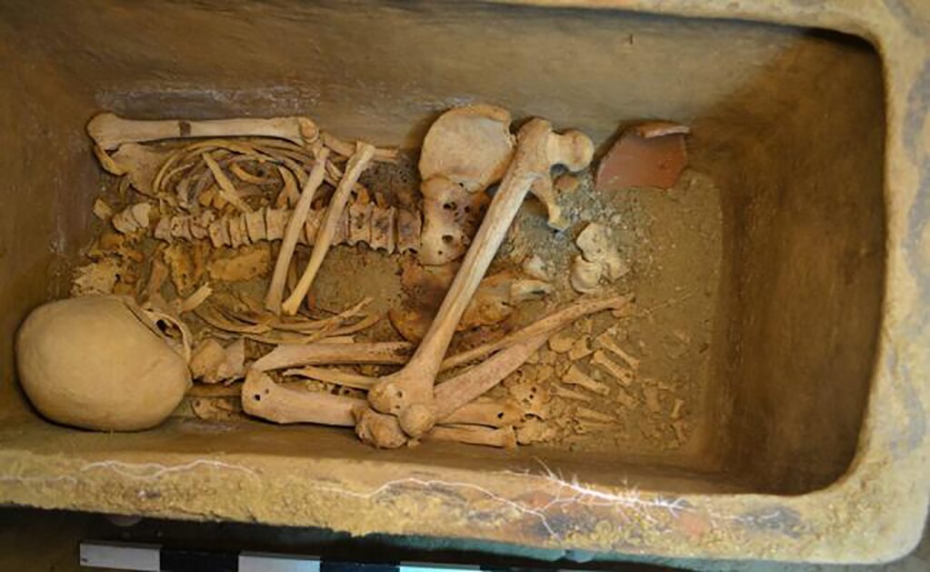 En el espacio situado en la parte norte se halló otro sarcófago, que estaba roto pero se recuperaron todas sus piezas. Foto: EFE/ Greek Ministry Of Culture