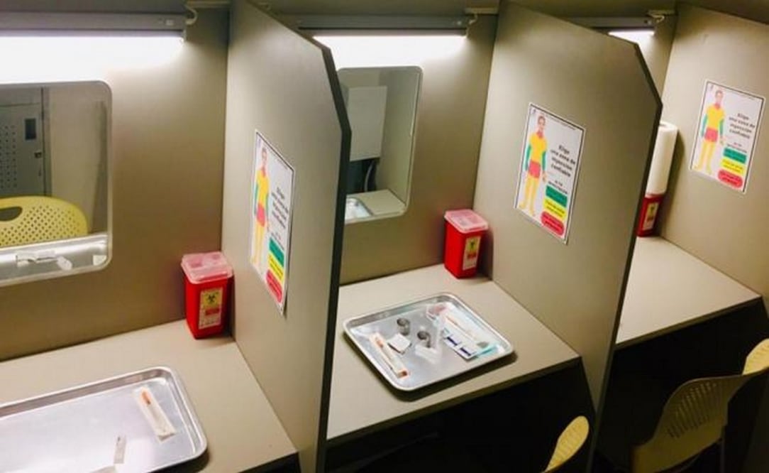 Cada cabina cuenta con insumos como bandeja, jeringas nuevas y un pequeño contenedor de material de desechos, además de una infografía que muestra las zonas del cuerpo donde se puede aplicar una inyección confiable. Fotografías: ESPECIAL