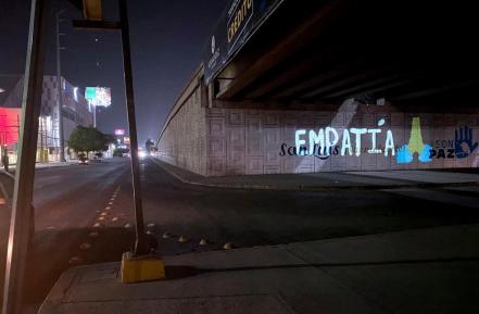 Con mapping, artista visual llama a habitantes de capital de SLP a quedarse en casa