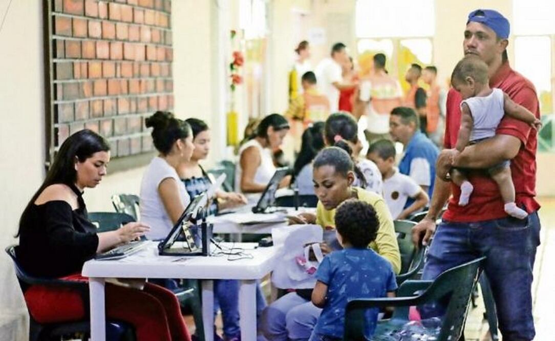 Familias venezolanas que huyeron de la crisis recibían asistencia, en esta imagen del 3 de mayo, en la localidad colombiana fronteriza de Cúcuta. (SCHNEYDER MENDOZA. EFE)