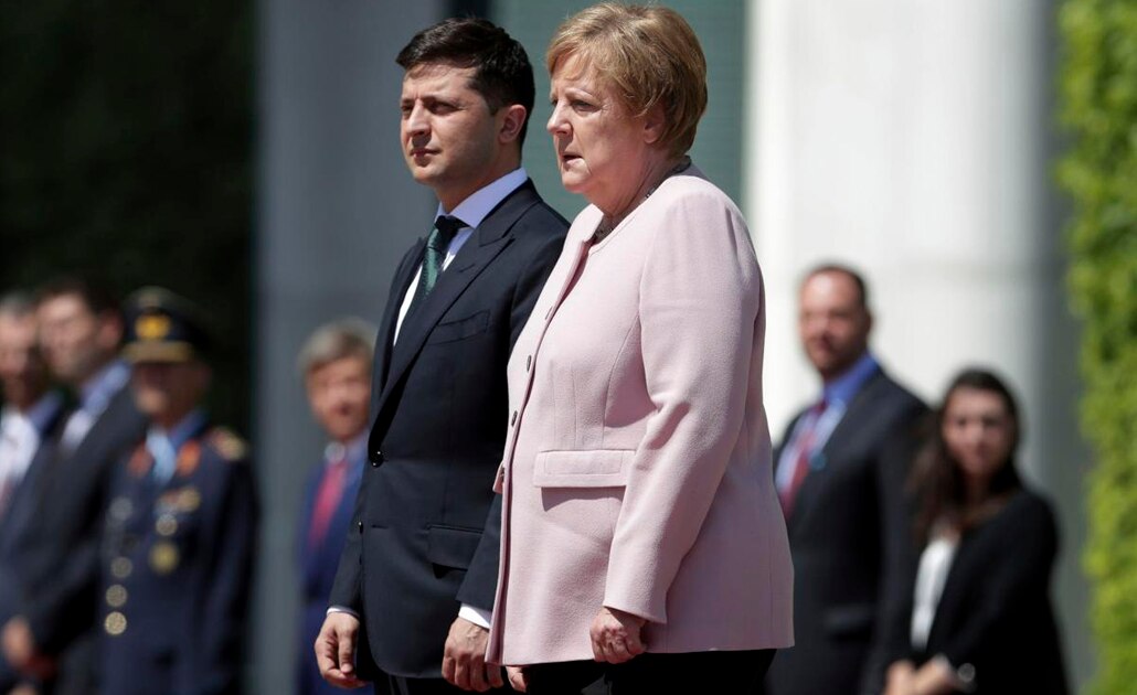 (VIDEO) Captan a Angela Merkel temblando durante acto oficial en Berlín