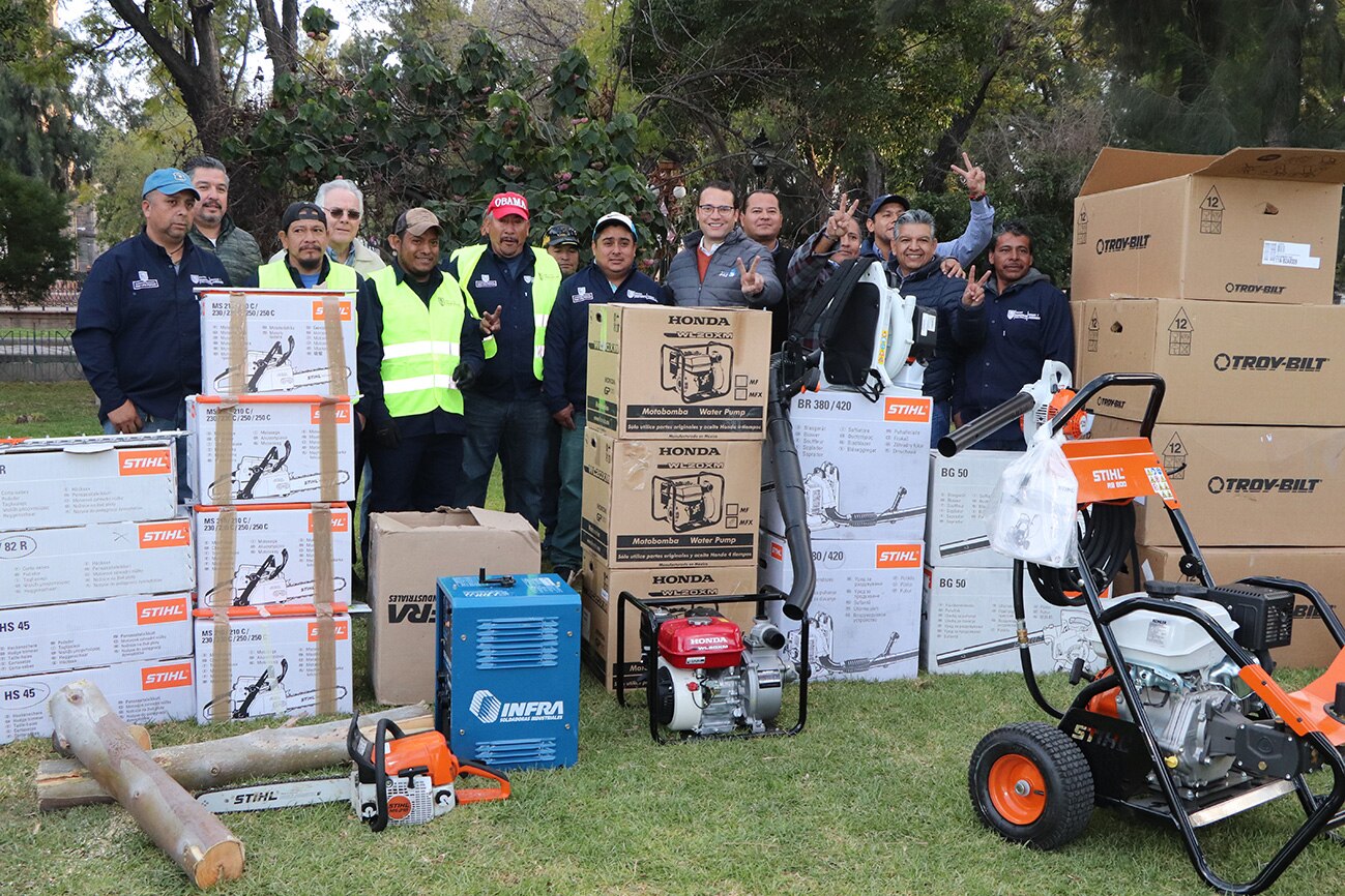 Entregan equipo y maquinaria a trabajadores municipales