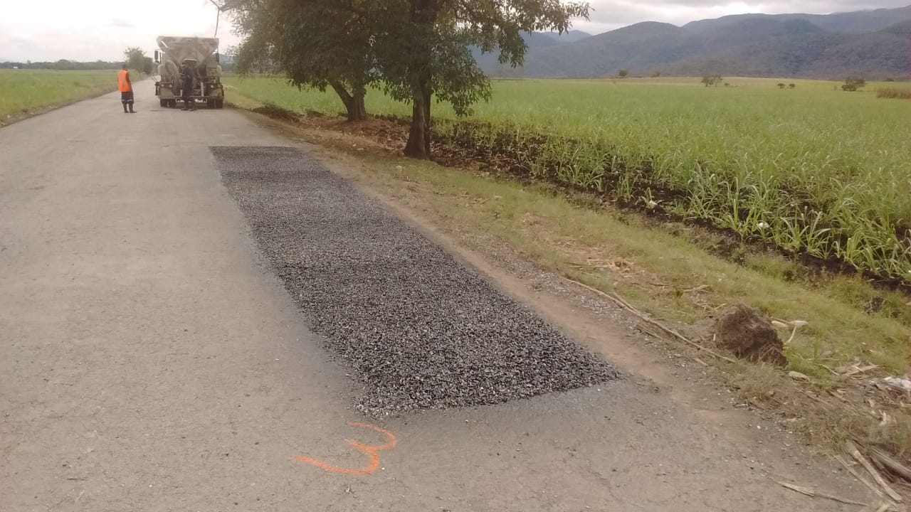 Bacheo en caminos cañeros registra avance del 50%
