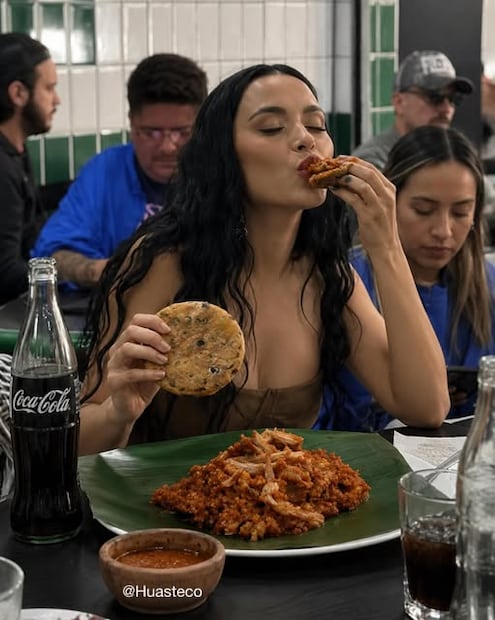 Katy Perry degustando la gastronomía de la Huasteca potosinan (imagen creada con IA).Foto: FB@Huasteco