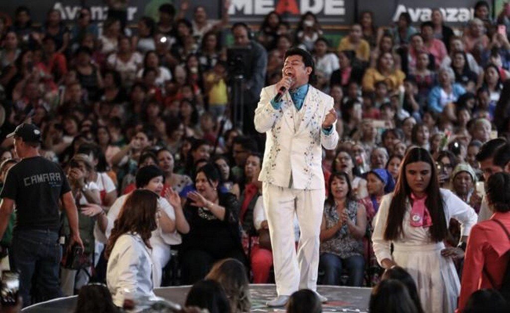 Festeja Meade a mamás con imitador de "Juanga"