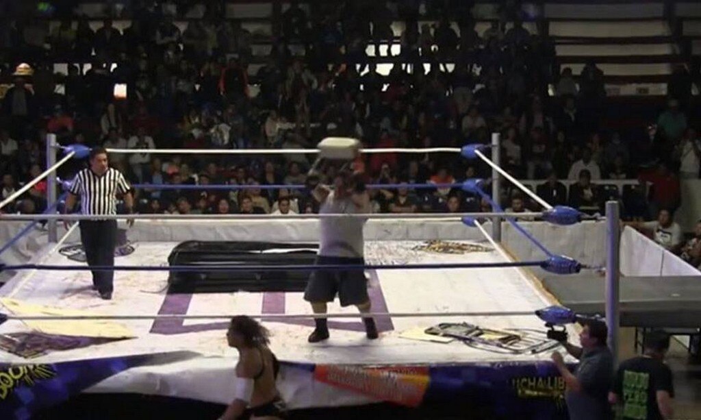 Golpean a luchador con ladrillo y es hospitalizado