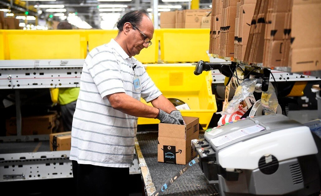Amazon invita a su personal a dejar su trabajo y repartir paquetes