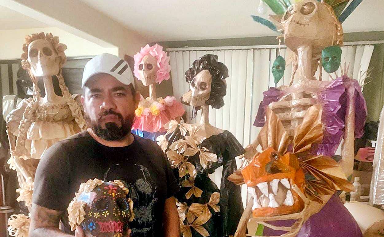 El arte de dar vida a la muerte, el abogado que crea catrinas de cartón y papel maché
